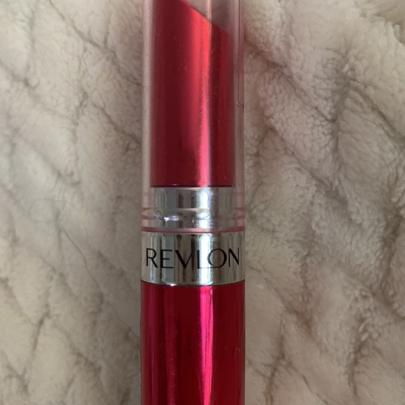 💄 Bright Red Revlon Lipstick - Picture 4 of 9